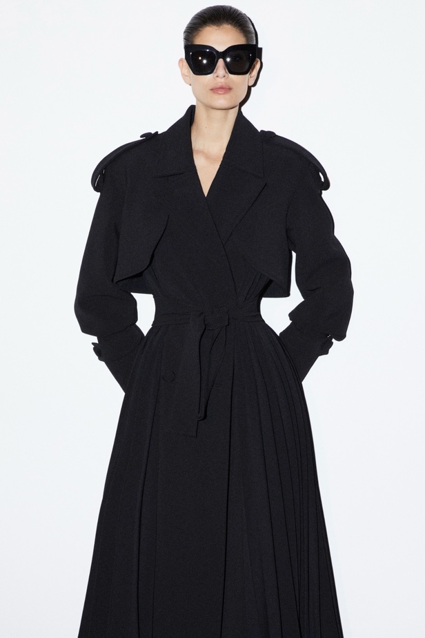 مجموعة ايلي صعب RESORT 2024 تعبير مذهل عن التألق الراقي