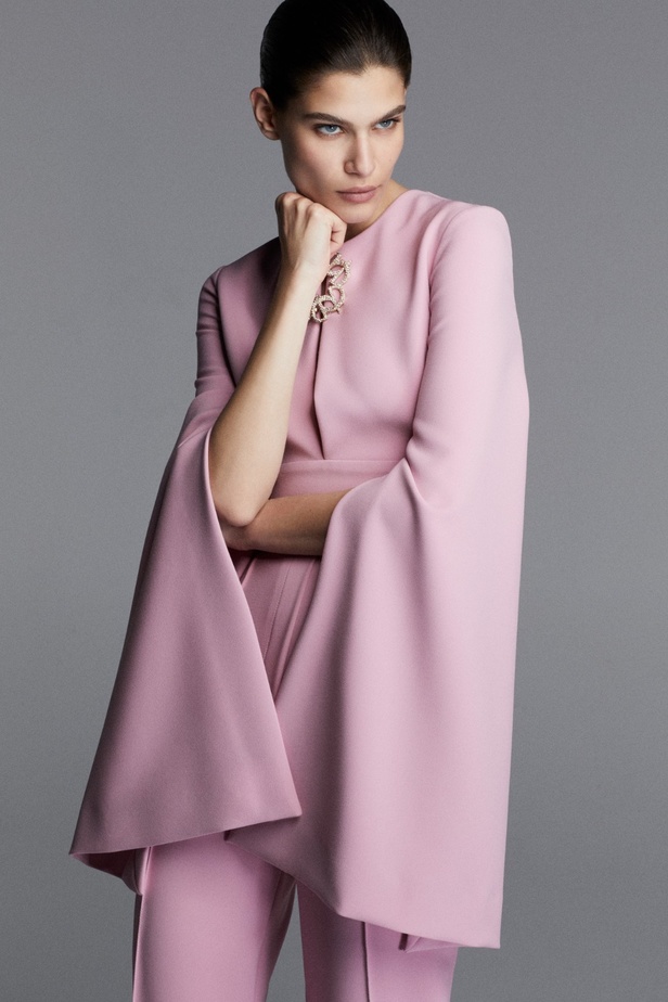 مجموعة ايلي صعب RESORT 2024 تعبير مذهل عن التألق الراقي