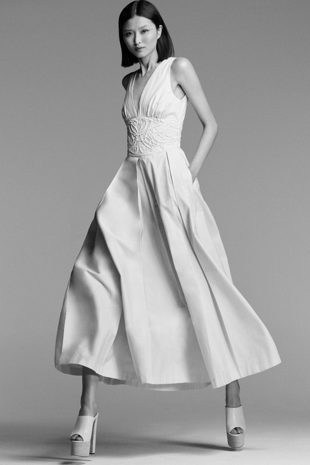 مجموعة ايلي صعب RESORT 2024 تعبير مذهل عن التألق الراقي