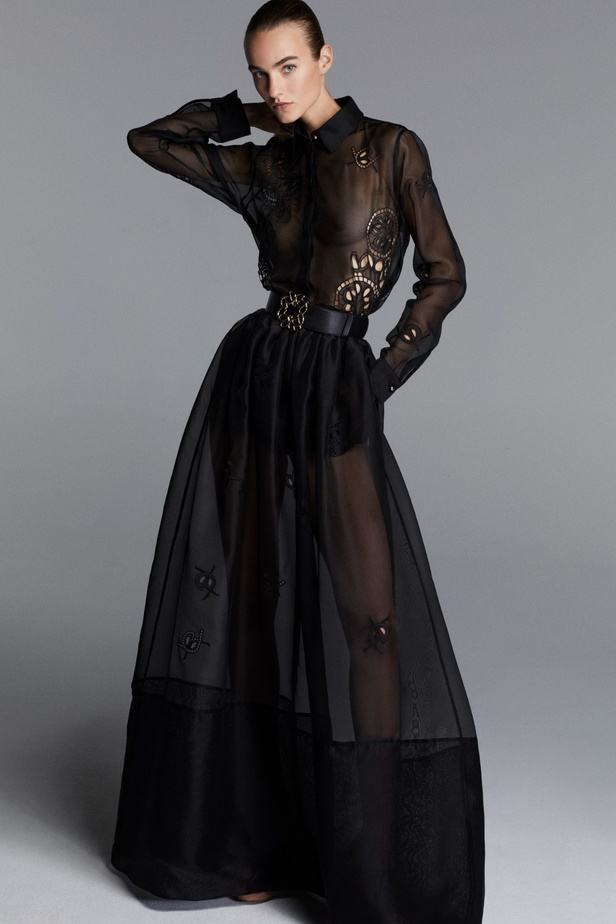 مجموعة ايلي صعب RESORT 2024 تعبير مذهل عن التألق الراقي