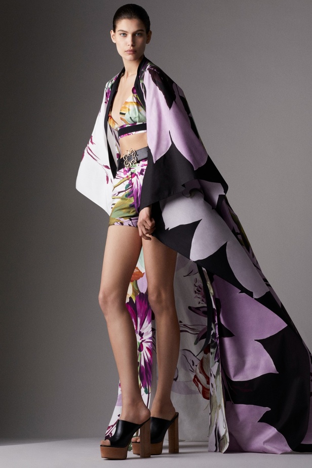 مجموعة ايلي صعب RESORT 2024 تعبير مذهل عن التألق الراقي