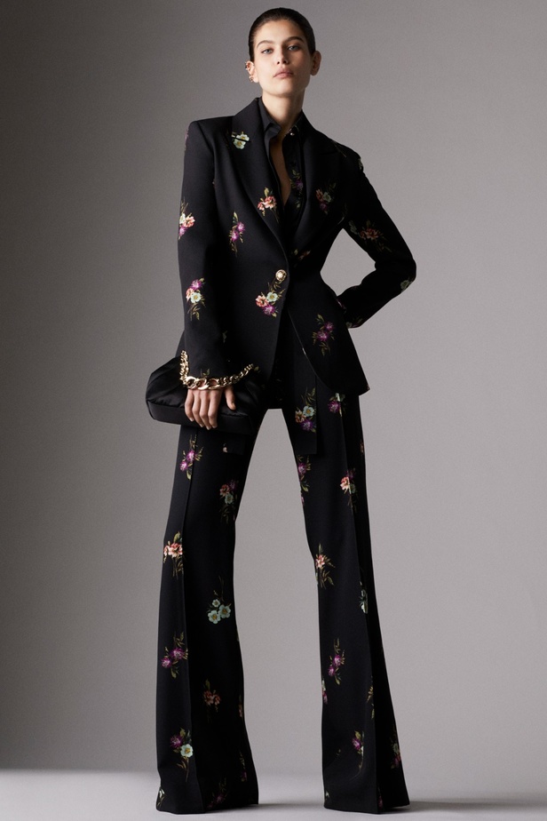 مجموعة ايلي صعب RESORT 2024 تعبير مذهل عن التألق الراقي