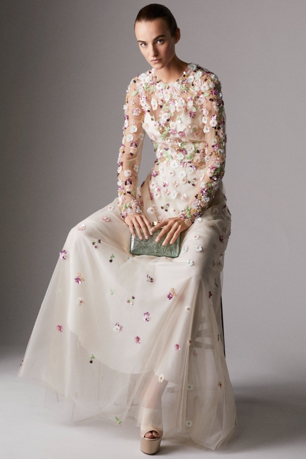 مجموعة ايلي صعب RESORT 2024 تعبير مذهل عن التألق الراقي