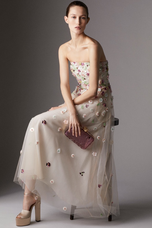 مجموعة ايلي صعب RESORT 2024 تعبير مذهل عن التألق الراقي