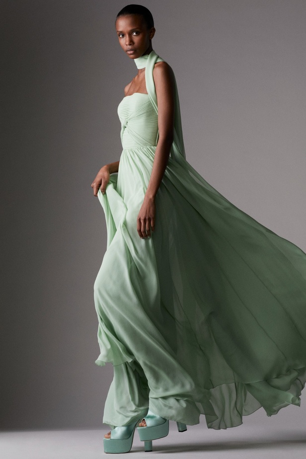 مجموعة ايلي صعب RESORT 2024 تعبير مذهل عن التألق الراقي