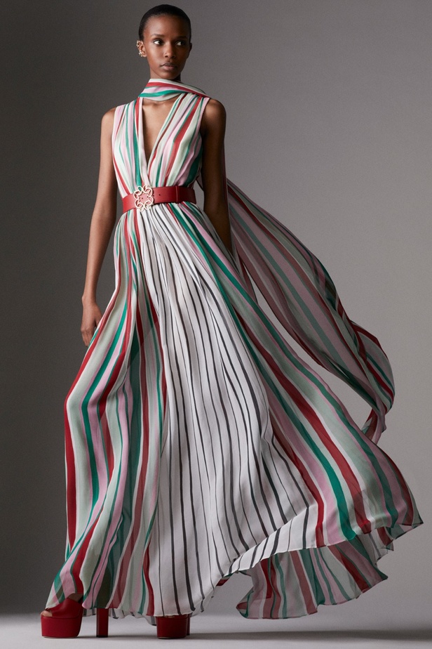 مجموعة ايلي صعب RESORT 2024 تعبير مذهل عن التألق الراقي