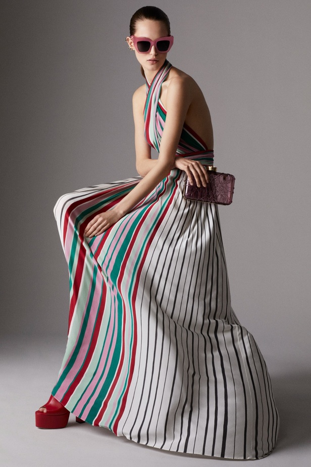 مجموعة ايلي صعب RESORT 2024 تعبير مذهل عن التألق الراقي