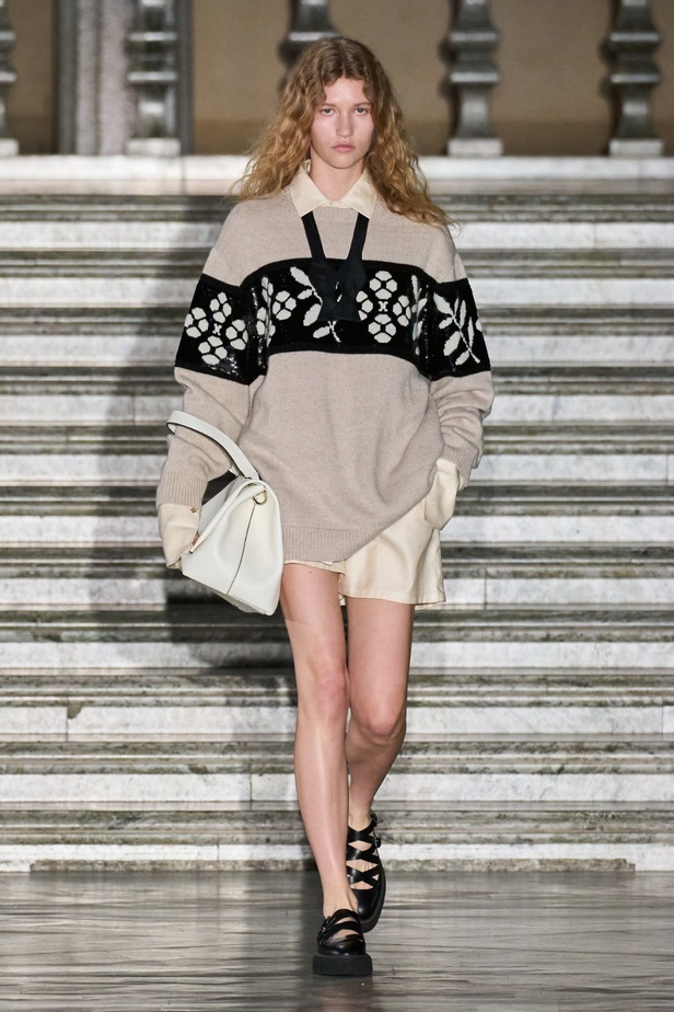 مجموعة Max Mara ريزورت 2024 تجمع بين فخامة الحرف الإيطالية وسحر الفولكلور السويدي 