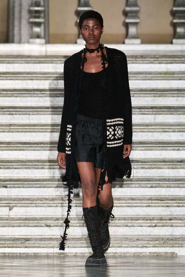 مجموعة Max Mara ريزورت 2024 تجمع بين فخامة الحرف الإيطالية وسحر الفولكلور السويدي 