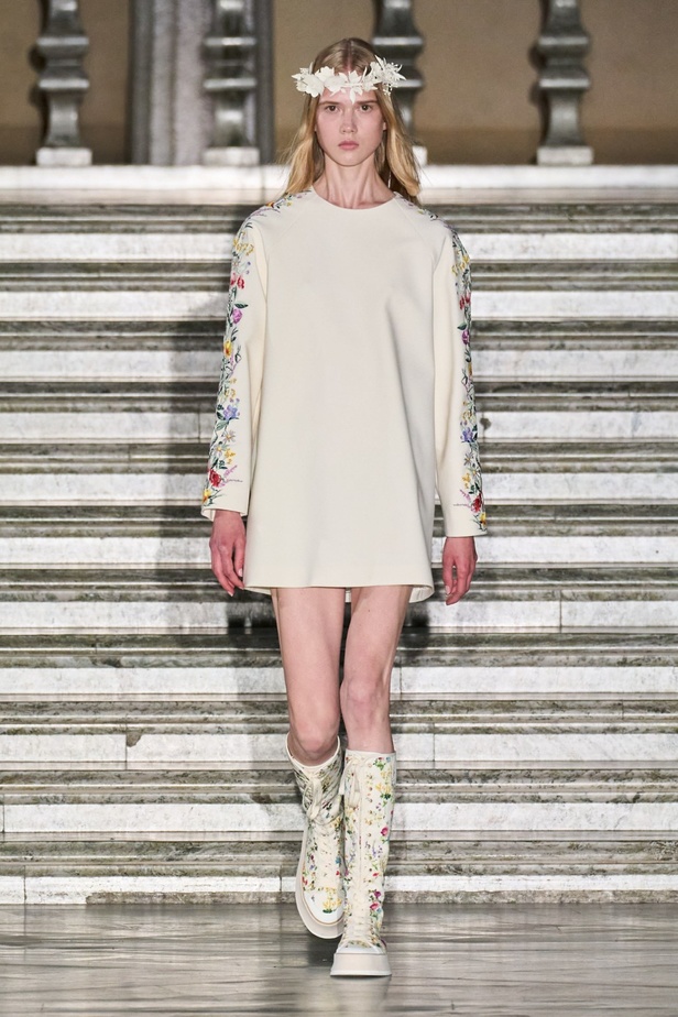 مجموعة Max Mara ريزورت 2024 تجمع بين فخامة الحرف الإيطالية وسحر الفولكلور السويدي 