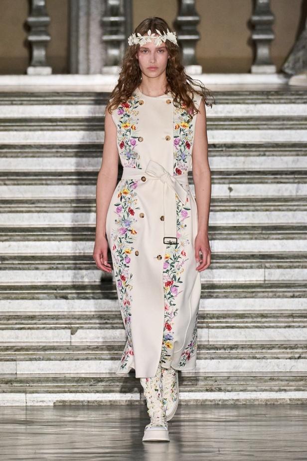 مجموعة Max Mara ريزورت 2024 تجمع بين فخامة الحرف الإيطالية وسحر الفولكلور السويدي 