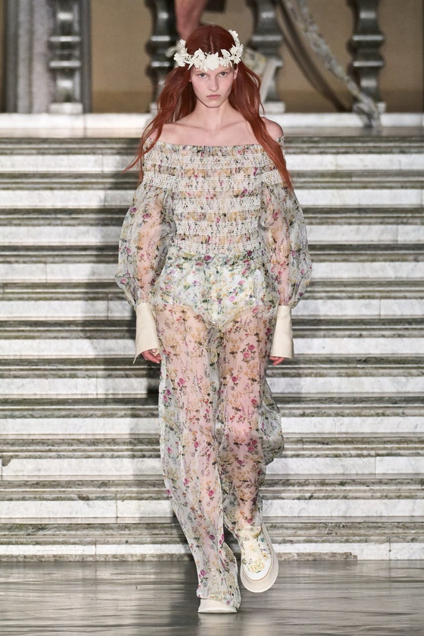 مجموعة Max Mara ريزورت 2024 تجمع بين فخامة الحرف الإيطالية وسحر الفولكلور السويدي 