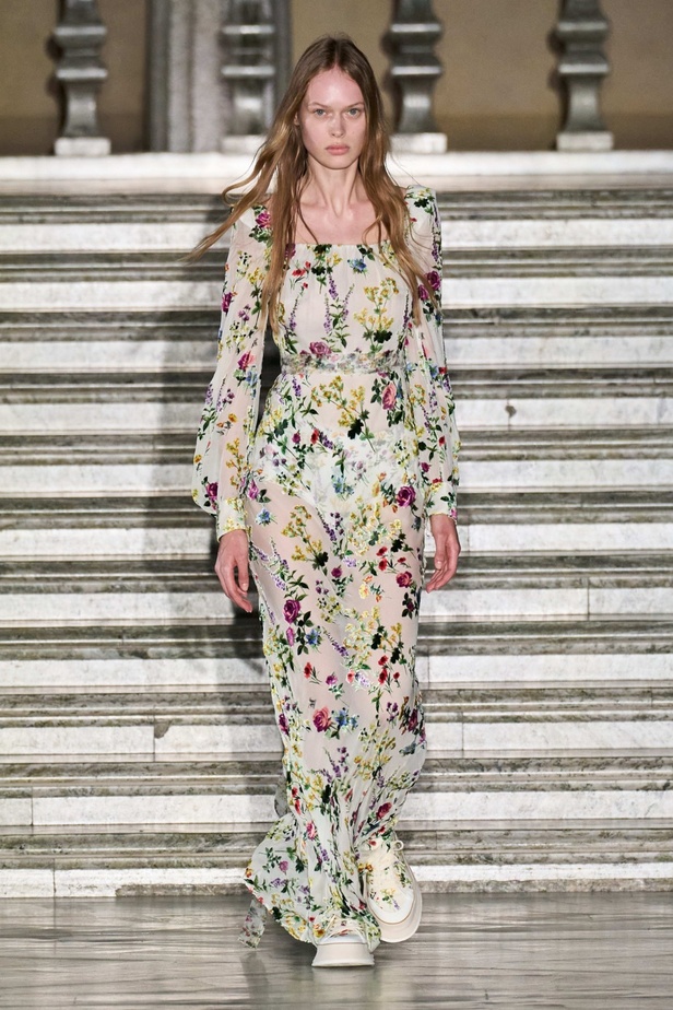 مجموعة Max Mara ريزورت 2024 تجمع بين فخامة الحرف الإيطالية وسحر الفولكلور السويدي 