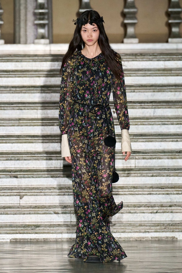 مجموعة Max Mara ريزورت 2024 تجمع بين فخامة الحرف الإيطالية وسحر الفولكلور السويدي 