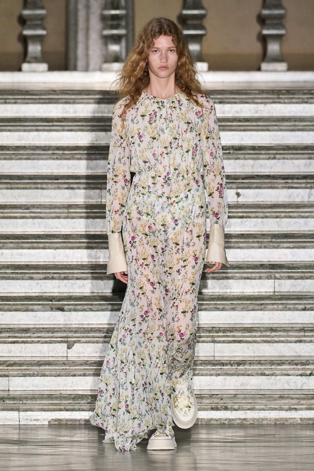 مجموعة Max Mara ريزورت 2024 تجمع بين فخامة الحرف الإيطالية وسحر الفولكلور السويدي 