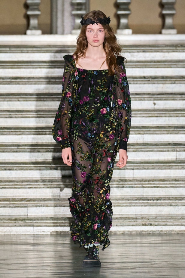 مجموعة Max Mara ريزورت 2024 تجمع بين فخامة الحرف الإيطالية وسحر الفولكلور السويدي 