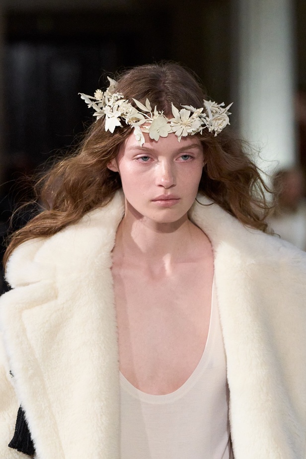 مجموعة Max Mara ريزورت 2024 تجمع بين فخامة الحرف الإيطالية وسحر الفولكلور السويدي 