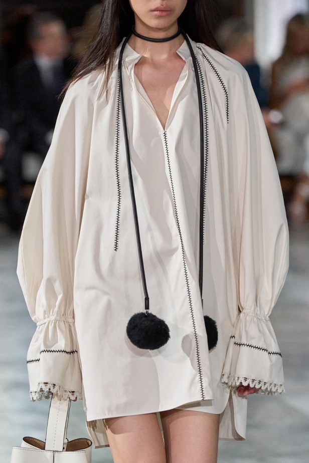 مجموعة Max Mara ريزورت 2024 تجمع بين فخامة الحرف الإيطالية وسحر الفولكلور السويدي 