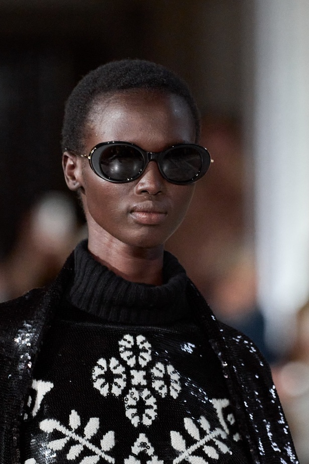 مجموعة Max Mara ريزورت 2024 تجمع بين فخامة الحرف الإيطالية وسحر الفولكلور السويدي 