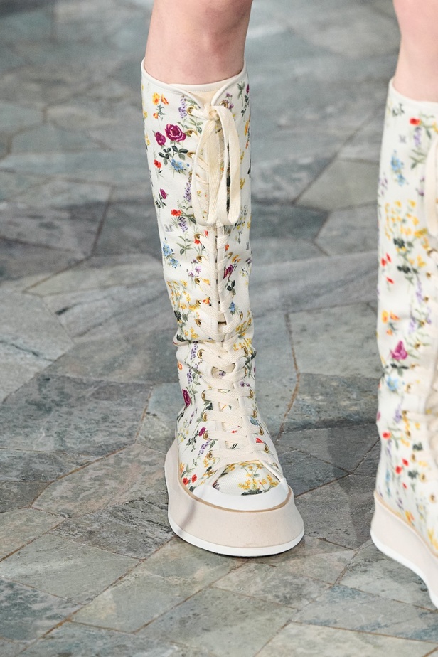 مجموعة Max Mara ريزورت 2024 تجمع بين فخامة الحرف الإيطالية وسحر الفولكلور السويدي 