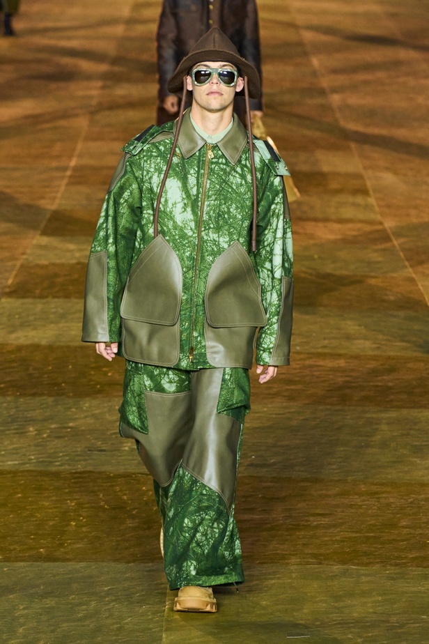 النتيجة الطبيعية للتأثير الثقافي التي كانت تطمح إليها دار لويس ڤويتون تبدأ بالتحقق مع المجموعة الأولى لفاريل ويليامز... في عرض مرصّع بالنجوم