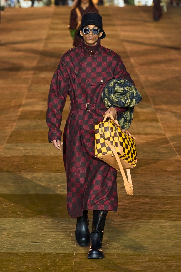 النتيجة الطبيعية للتأثير الثقافي التي كانت تطمح إليها دار لويس ڤويتون تبدأ بالتحقق مع المجموعة الأولى لفاريل ويليامز... في عرض مرصّع بالنجوم