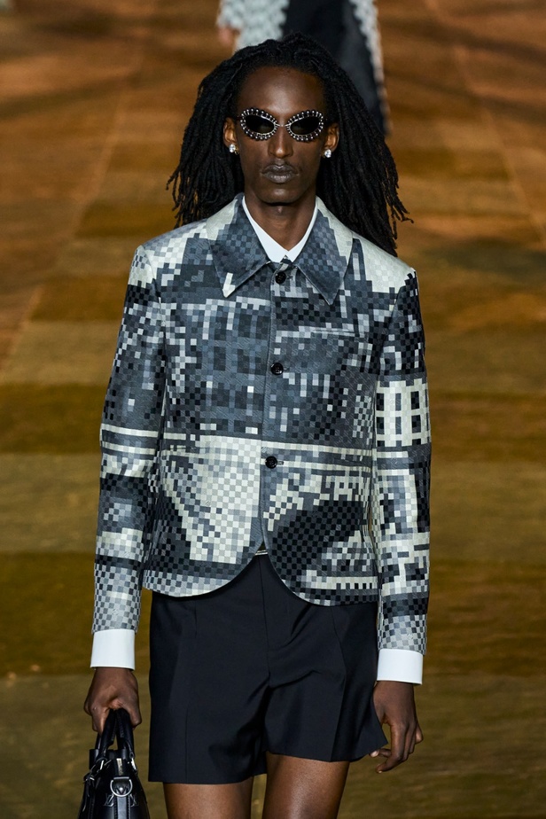 النتيجة الطبيعية للتأثير الثقافي التي كانت تطمح إليها دار لويس ڤويتون تبدأ بالتحقق مع المجموعة الأولى لفاريل ويليامز... في عرض مرصّع بالنجوم