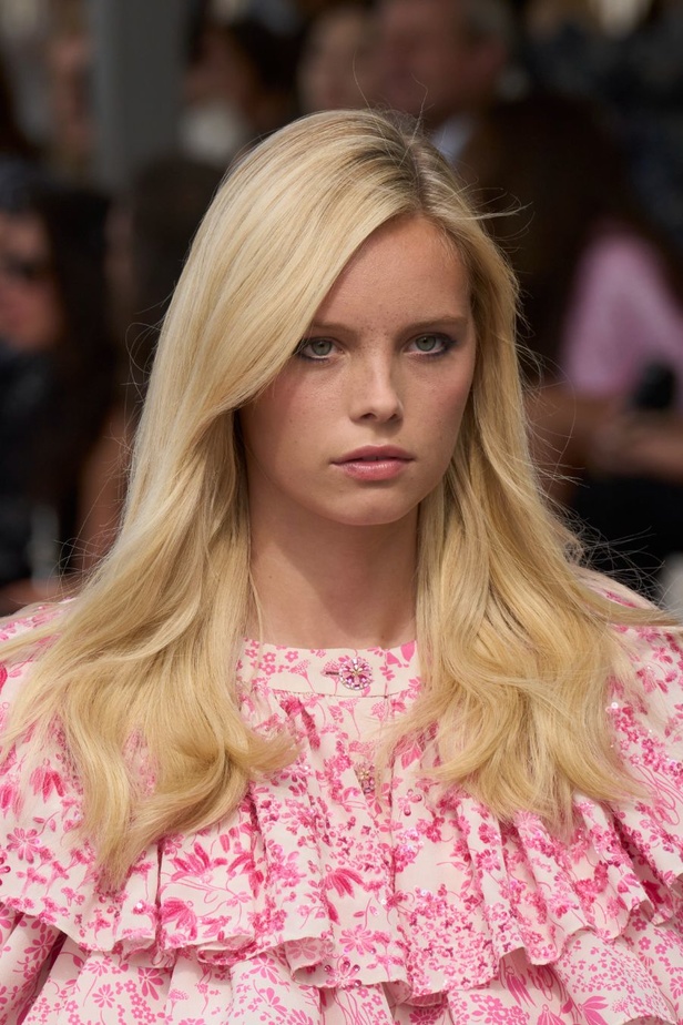 مجموعة CHANEL للهوت كوتور لموسم خريف وشتاء 2023-2024 تحتفل بسحر باريس 