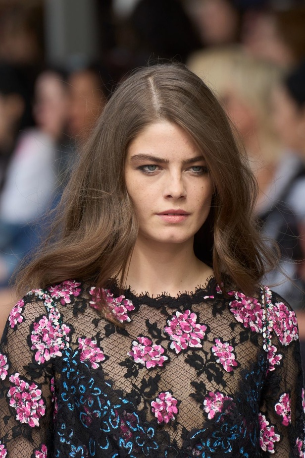 مجموعة CHANEL للهوت كوتور لموسم خريف وشتاء 2023-2024 تحتفل بسحر باريس 