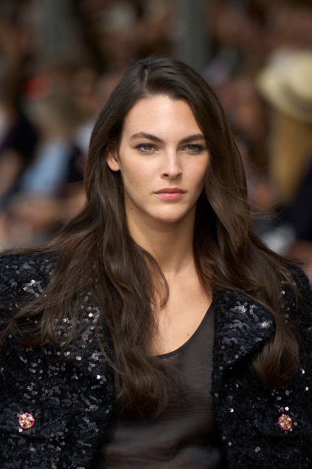 مجموعة CHANEL للهوت كوتور لموسم خريف وشتاء 2023-2024 تحتفل بسحر باريس 