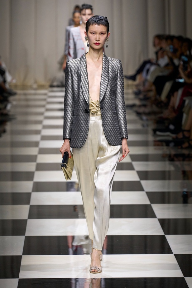 مجموعة Armani Privé لخريف وشتاء 2024 قصيدة للوردة بأجمل التصاميم 