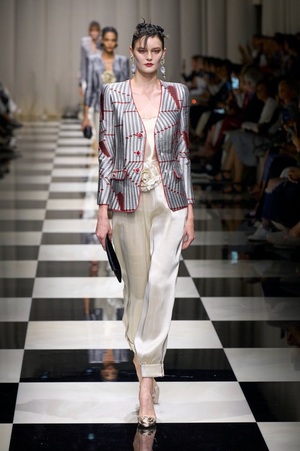 مجموعة Armani Privé لخريف وشتاء 2024 قصيدة للوردة بأجمل التصاميم 