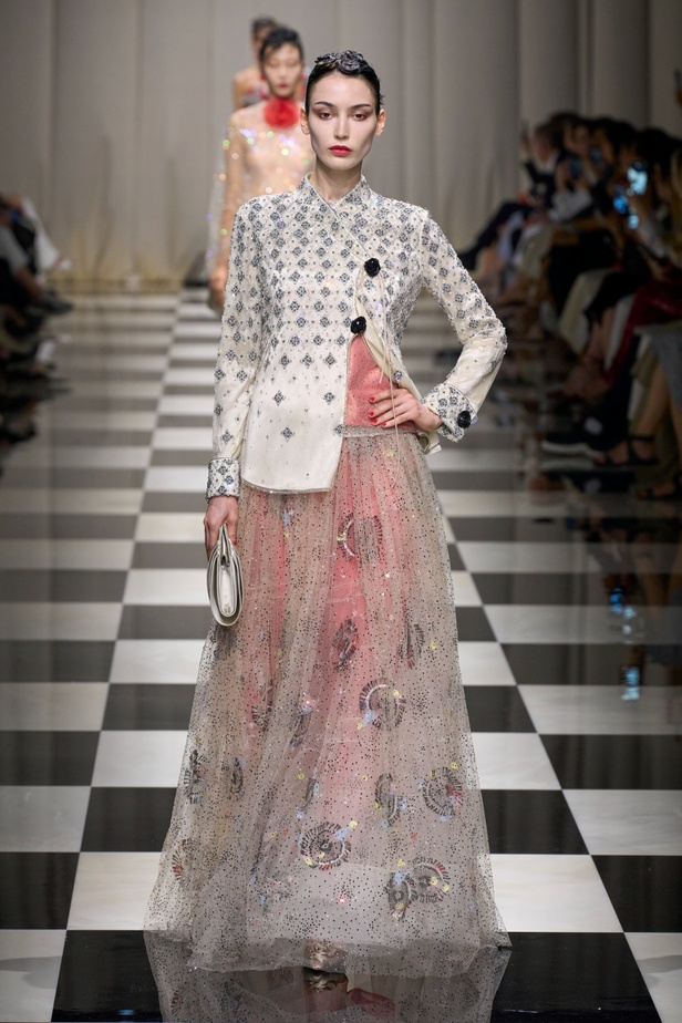 مجموعة Armani Privé لخريف وشتاء 2024 قصيدة للوردة بأجمل التصاميم 