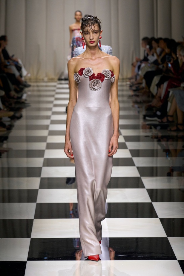 مجموعة Armani Privé لخريف وشتاء 2024 قصيدة للوردة بأجمل التصاميم 