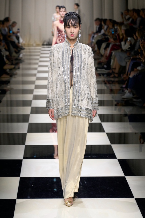 مجموعة Armani Privé لخريف وشتاء 2024 قصيدة للوردة بأجمل التصاميم 