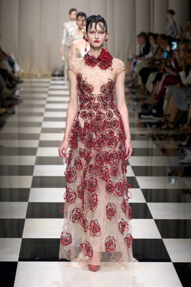 مجموعة Armani Privé لخريف وشتاء 2024 قصيدة للوردة بأجمل التصاميم 