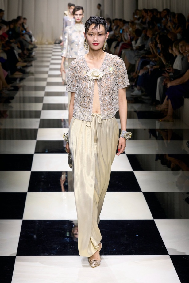 مجموعة Armani Privé لخريف وشتاء 2024 قصيدة للوردة بأجمل التصاميم 