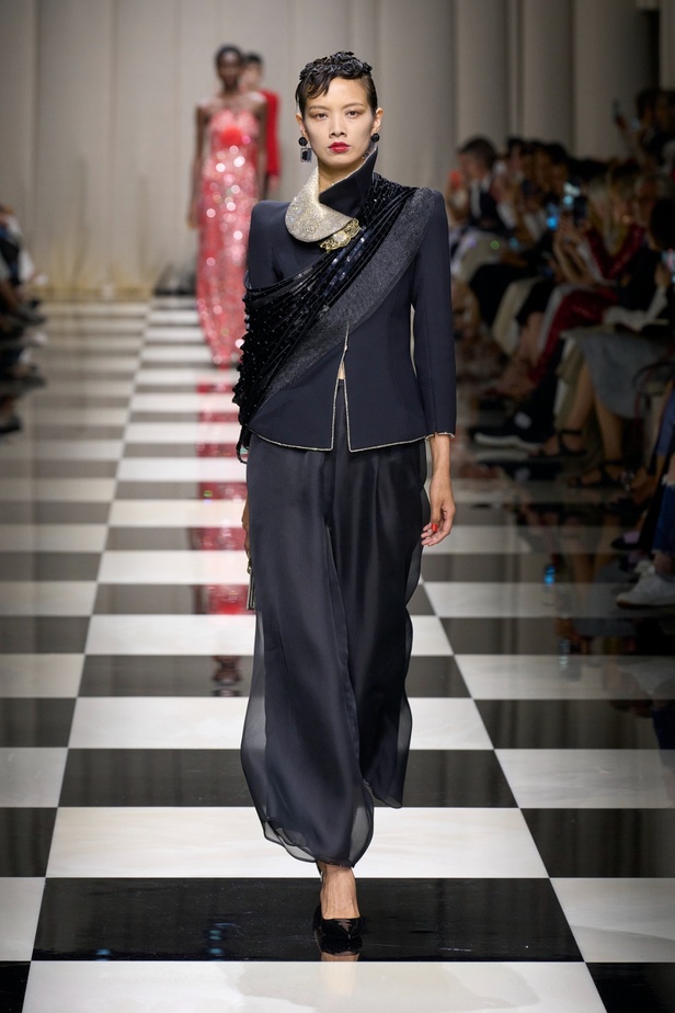 مجموعة Armani Privé لخريف وشتاء 2024 قصيدة للوردة بأجمل التصاميم 