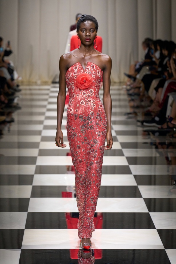 مجموعة Armani Privé لخريف وشتاء 2024 قصيدة للوردة بأجمل التصاميم 