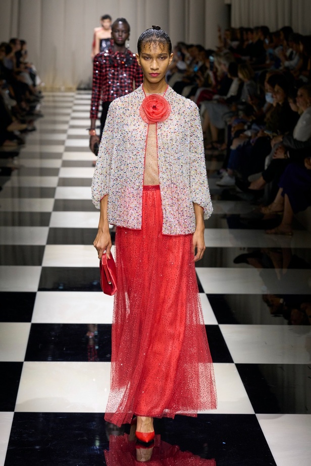 مجموعة Armani Privé لخريف وشتاء 2024 قصيدة للوردة بأجمل التصاميم 