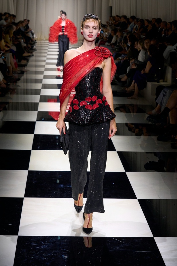 مجموعة Armani Privé لخريف وشتاء 2024 قصيدة للوردة بأجمل التصاميم 