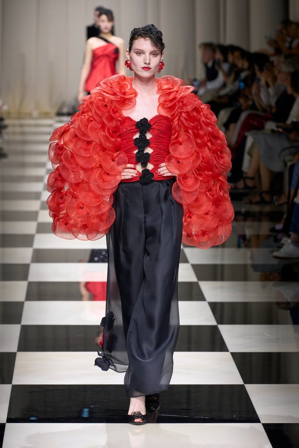 مجموعة Armani Privé لخريف وشتاء 2024 قصيدة للوردة بأجمل التصاميم 