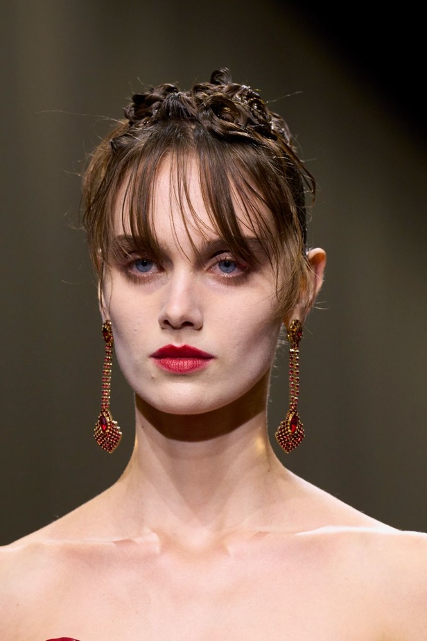 مجموعة Armani Privé لخريف وشتاء 2024 قصيدة للوردة بأجمل التصاميم 