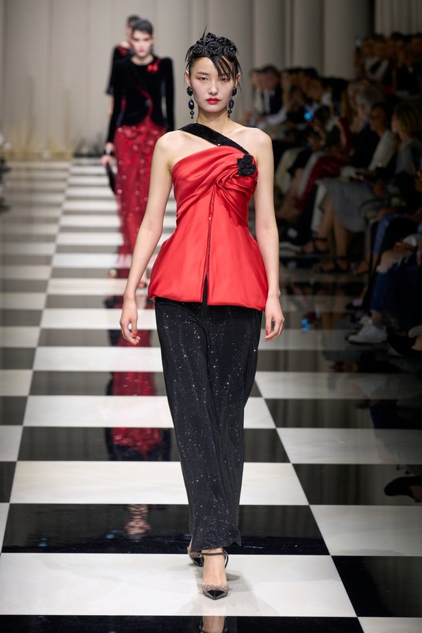 مجموعة Armani Privé لخريف وشتاء 2024 قصيدة للوردة بأجمل التصاميم 