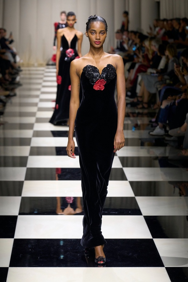 مجموعة Armani Privé لخريف وشتاء 2024 قصيدة للوردة بأجمل التصاميم 