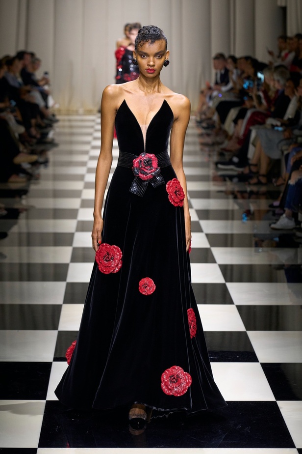 مجموعة Armani Privé لخريف وشتاء 2024 قصيدة للوردة بأجمل التصاميم 