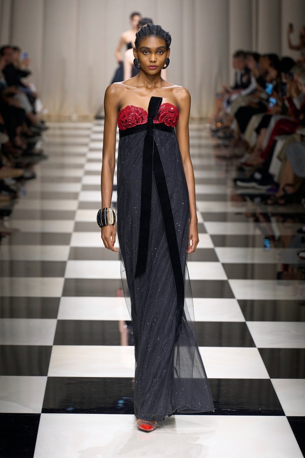 مجموعة Armani Privé لخريف وشتاء 2024 قصيدة للوردة بأجمل التصاميم 