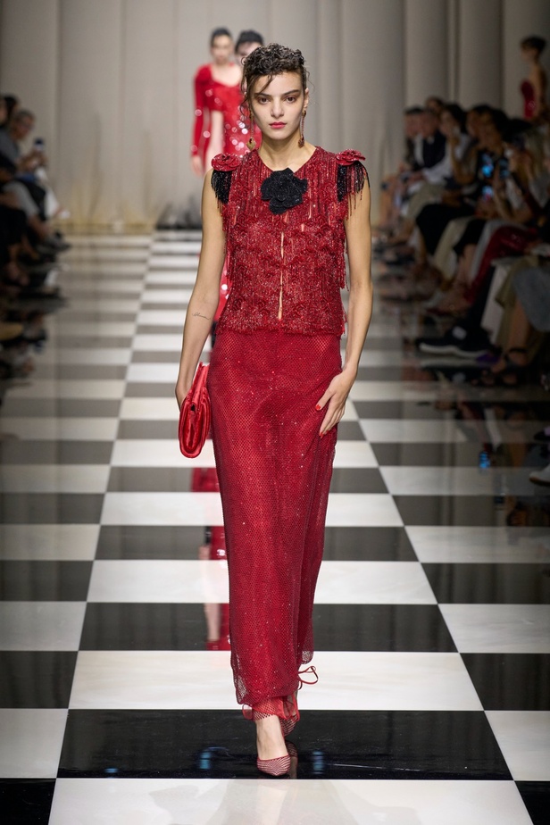 مجموعة Armani Privé لخريف وشتاء 2024 قصيدة للوردة بأجمل التصاميم 