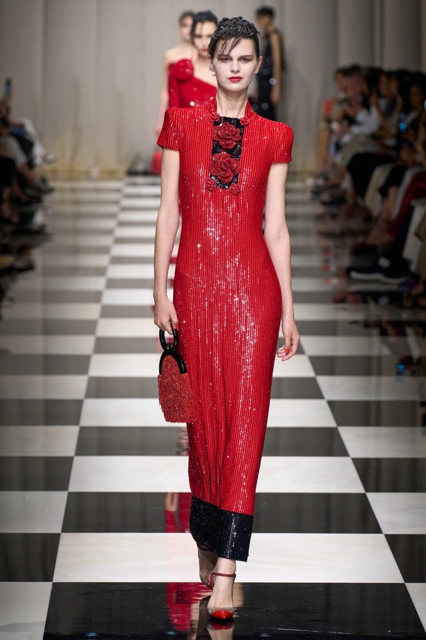 مجموعة Armani Privé لخريف وشتاء 2024 قصيدة للوردة بأجمل التصاميم 