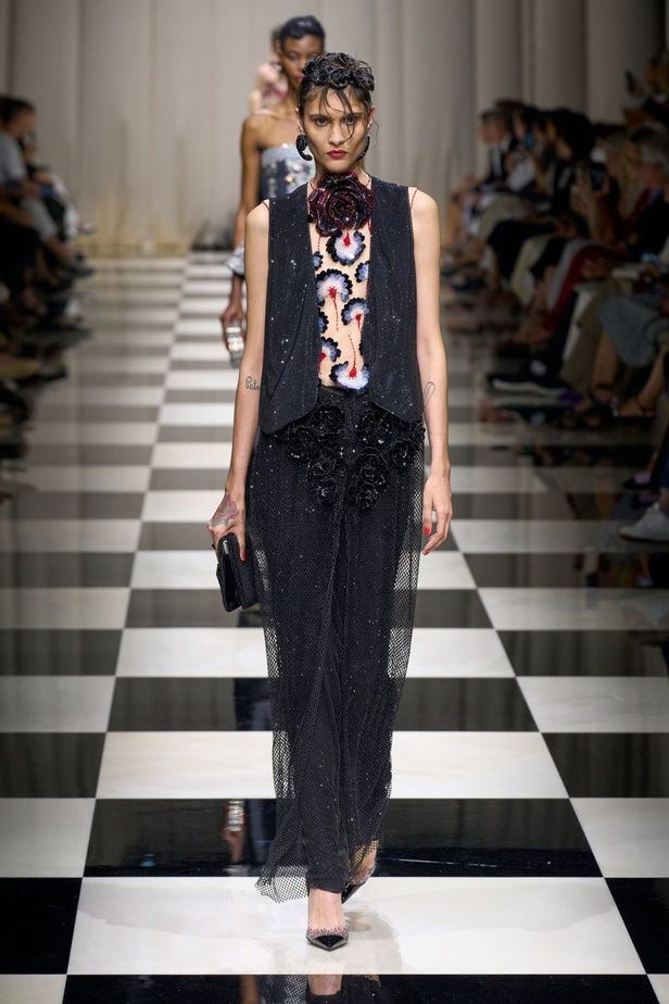 مجموعة Armani Privé لخريف وشتاء 2024 قصيدة للوردة بأجمل التصاميم 